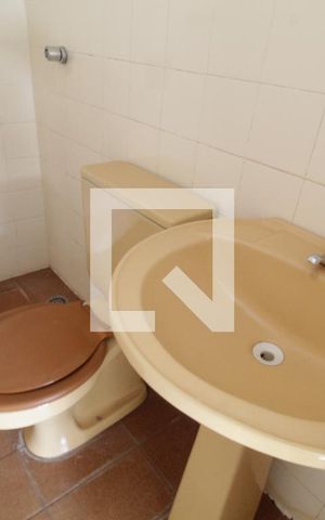 Casa para alugar com 375m², 6 quartos e 3 vagasBanheiro de serviço