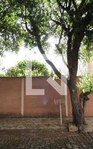 Casa para alugar com 375m², 6 quartos e 3 vagasFachada