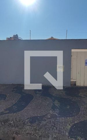 Casa à venda com 194m², 3 quartos e 3 vagas Casa à venda com 194m², 3 quartos e 3 vagasFachada