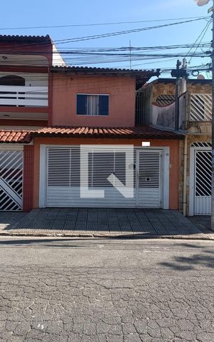 Casa à venda com 215m², 4 quartos e 2 vagas Casa à venda com 215m², 4 quartos e 2 vagasFachada