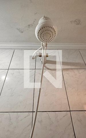 Casa à venda com 199m², 3 quartos e 3 vagas Casa à venda com 199m², 3 quartos e 3 vagasBanheiro da suíte 1