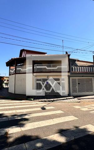 Casa à venda com 199m², 3 quartos e 3 vagas Casa à venda com 199m², 3 quartos e 3 vagasFachada