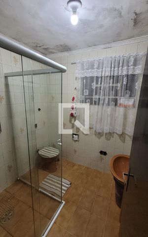 Casa à venda com 250m², 5 quartos e 2 vagas Casa à venda com 250m², 5 quartos e 2 vagasBanheiro