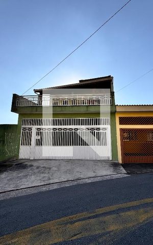 Casa à venda com 270m², 3 quartos e 2 vagas Casa à venda com 270m², 3 quartos e 2 vagasFachada