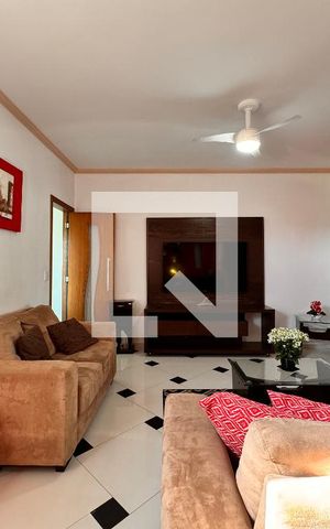Casa à venda com 270m², 3 quartos e 2 vagas Casa à venda com 270m², 3 quartos e 2 vagasSala