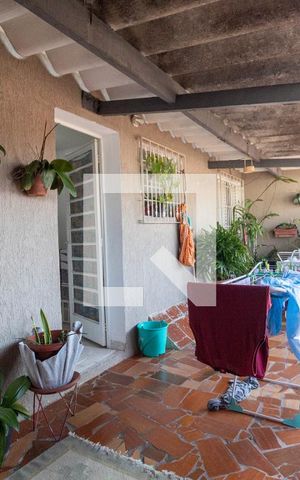 Casa à venda com 300m², 5 quartos e 3 vagas Casa à venda com 300m², 5 quartos e 3 vagasVaranda