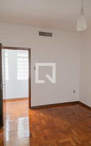 Casa à venda com 380m², 5 quartos e 6 vagas Casa à venda com 380m², 5 quartos e 6 vagasQuarto 4