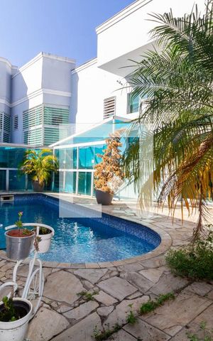 Casa à venda com 500m², 4 quartos e 2 vagas Casa à venda com 500m², 4 quartos e 2 vagasPiscina