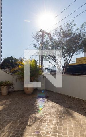Casa à venda com 500m², 4 quartos e 2 vagas Casa à venda com 500m², 4 quartos e 2 vagasVaranda