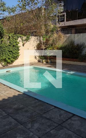 Casa à venda com 303m², 5 quartos e 3 vagasPiscina