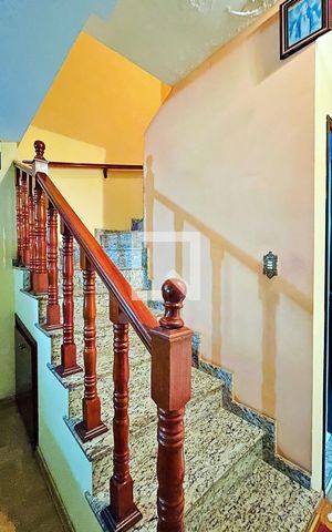 Casa à venda com 214m², 3 quartos e 4 vagas Casa à venda com 214m², 3 quartos e 4 vagasEscada