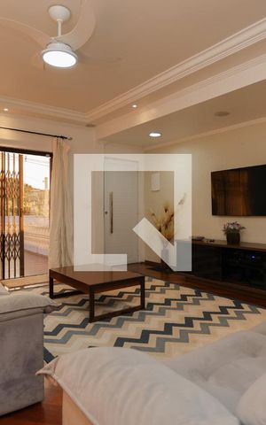 Casa à venda com 500m², 3 quartos e 4 vagas Casa à venda com 500m², 3 quartos e 4 vagasSala
