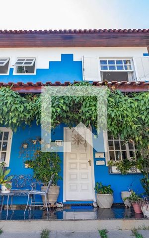 Casa de condomínio à venda com 192m², 3 quartos e 4 vagas Casa de condomínio à venda com 192m², 3 quartos e 4 vagasFachada