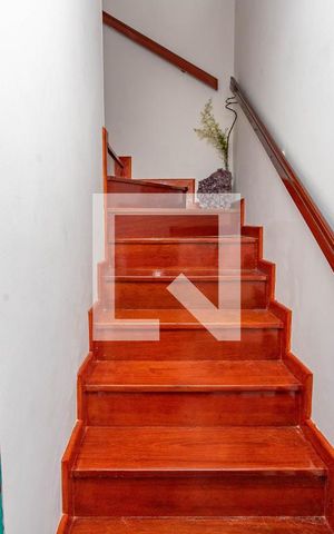 Casa de condomínio à venda com 192m², 3 quartos e 4 vagas Casa de condomínio à venda com 192m², 3 quartos e 4 vagasEscada
