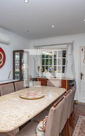 Casa de condomínio à venda com 192m², 3 quartos e 4 vagas Casa de condomínio à venda com 192m², 3 quartos e 4 vagasSala