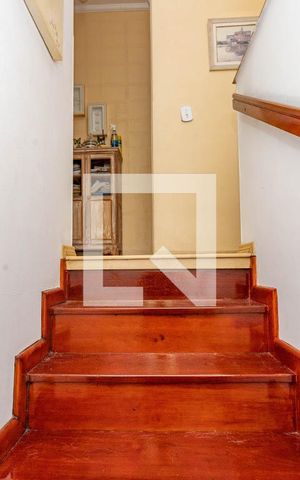 Casa de condomínio à venda com 192m², 3 quartos e 4 vagas Casa de condomínio à venda com 192m², 3 quartos e 4 vagasEscada