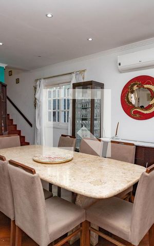 Casa de condomínio à venda com 192m², 3 quartos e 4 vagas Casa de condomínio à venda com 192m², 3 quartos e 4 vagasSala