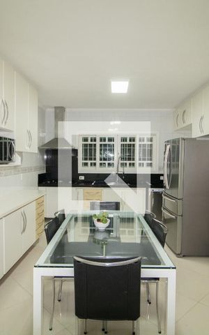 Casa à venda com 380m², 5 quartos e 5 vagas Casa à venda com 380m², 5 quartos e 5 vagasCozinha
