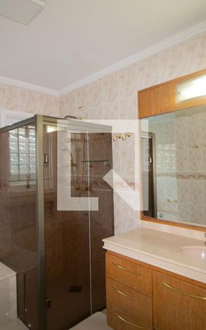 Casa à venda com 380m², 5 quartos e 5 vagas Casa à venda com 380m², 5 quartos e 5 vagasBanheiro da Suíte 1