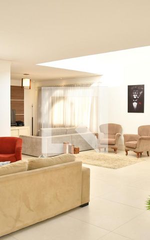 Casa de condomínio para alugar com 370m², 4 quartos e 6 vagasSala