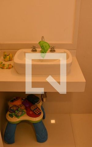 Casa de condomínio para alugar com 370m², 4 quartos e 6 vagasBanheiro da Suíte 3