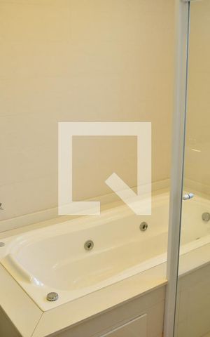 Casa de condomínio para alugar com 370m², 4 quartos e 6 vagasBanheiro da Suíte 4