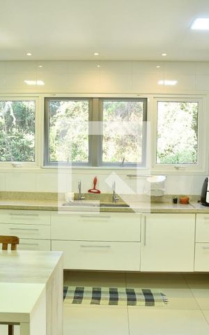 Casa de condomínio para alugar com 370m², 4 quartos e 6 vagasCozinha