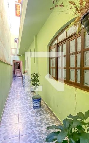 Casa à venda com 218m², 3 quartos e 2 vagas Casa à venda com 218m², 3 quartos e 2 vagasCorredor Lateral