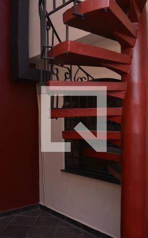 Casa à venda com 236m², 4 quartos e 6 vagasEscada