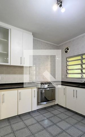 Casa à venda com 250m², 3 quartos e 4 vagas Casa à venda com 250m², 3 quartos e 4 vagasCozinha