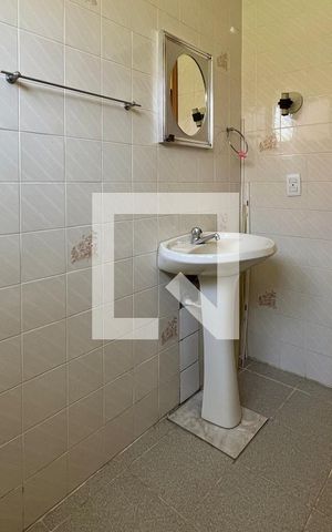 Casa à venda com 250m², 3 quartos e 4 vagas Casa à venda com 250m², 3 quartos e 4 vagasBanheiro edícula