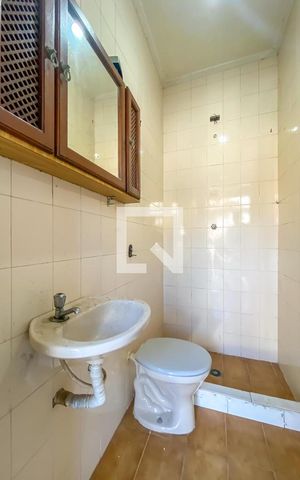 Casa à venda com 275m², 3 quartos e 3 vagas Casa à venda com 275m², 3 quartos e 3 vagasBanheiro de Serviço
