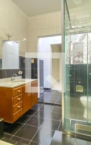 Casa à venda com 275m², 3 quartos e 3 vagas Casa à venda com 275m², 3 quartos e 3 vagasBanheiro da Suíte