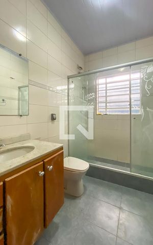 Casa à venda com 275m², 3 quartos e 3 vagas Casa à venda com 275m², 3 quartos e 3 vagasBanheiro Social