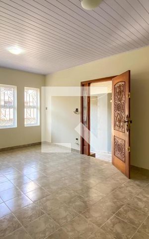 Casa à venda com 275m², 3 quartos e 3 vagas Casa à venda com 275m², 3 quartos e 3 vagasSala