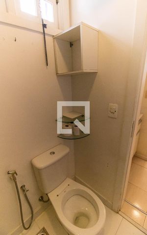 Casa de condomínio à venda com 450m², 5 quartos e 2 vagas Casa de condomínio à venda com 450m², 5 quartos e 2 vagasBanheiro Social 2