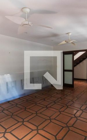 Casa de condomínio à venda com 450m², 5 quartos e 2 vagas Casa de condomínio à venda com 450m², 5 quartos e 2 vagasSala