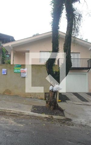 Casa à venda com 197m², 3 quartos e 3 vagas Casa à venda com 197m², 3 quartos e 3 vagasFachada
