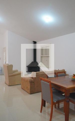 Casa à venda com 197m², 3 quartos e 3 vagas Casa à venda com 197m², 3 quartos e 3 vagasSala