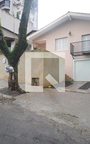 Casa à venda com 197m², 3 quartos e 3 vagas Casa à venda com 197m², 3 quartos e 3 vagasFachada