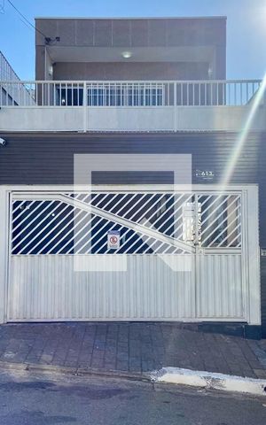 Casa à venda com 320m², 3 quartos e 3 vagas Casa à venda com 320m², 3 quartos e 3 vagasFachada