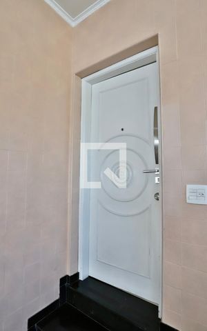 Casa à venda com 320m², 3 quartos e 3 vagas Casa à venda com 320m², 3 quartos e 3 vagasEntrada
