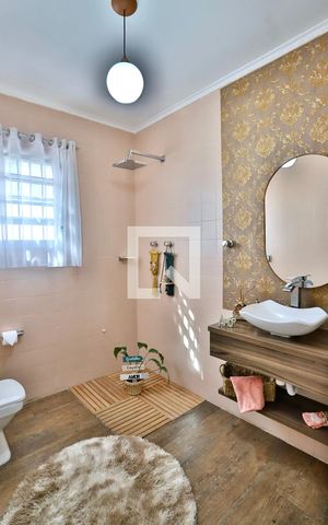 Casa à venda com 320m², 3 quartos e 3 vagas Casa à venda com 320m², 3 quartos e 3 vagasLavabo
