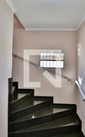Casa à venda com 320m², 3 quartos e 3 vagas Casa à venda com 320m², 3 quartos e 3 vagasEscada
