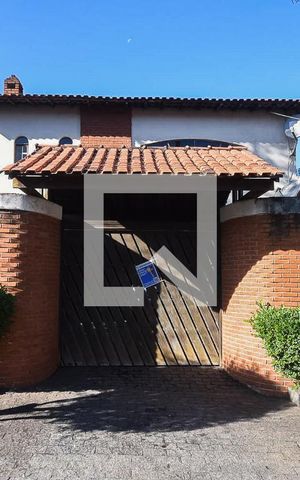 Casa à venda com 325m², 3 quartos e 4 vagas Casa à venda com 325m², 3 quartos e 4 vagasFachada