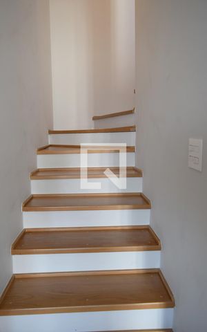 Apartamento à venda com 115m², 2 quartos e 1 vagaEscada para o segundo pavimento