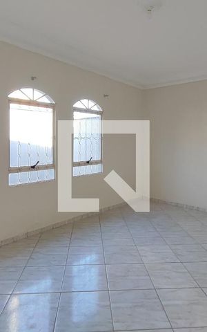 Casa à venda com 300m², 3 quartos e 3 vagas Casa à venda com 300m², 3 quartos e 3 vagasSala de Estar