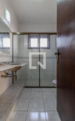 Casa de condomínio à venda com 300m², 4 quartos e 5 vagas Casa de condomínio à venda com 300m², 4 quartos e 5 vagasBanheiro Social