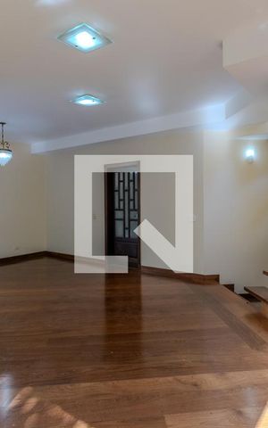 Casa de condomínio à venda com 300m², 4 quartos e 5 vagas Casa de condomínio à venda com 300m², 4 quartos e 5 vagasSala
