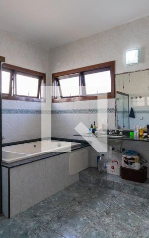 Casa de condomínio à venda com 300m², 4 quartos e 5 vagas Casa de condomínio à venda com 300m², 4 quartos e 5 vagasBanheiro Quarto 4